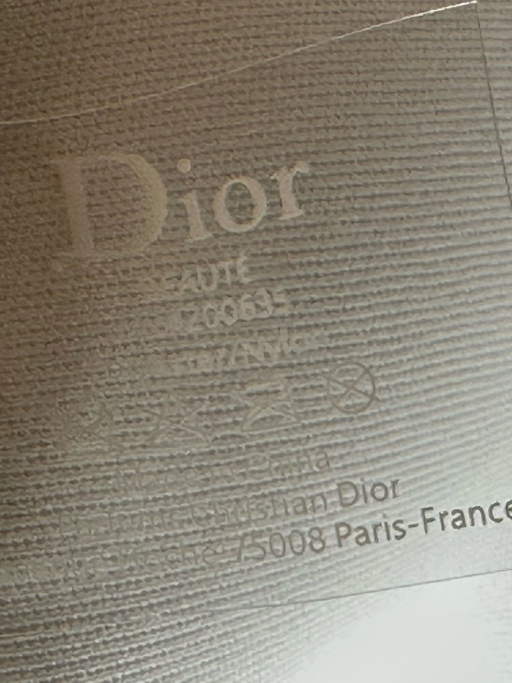 ✨Dior✨
Cream GWP Cosmetic bag with gold accents 
Nwot - Picture 4 of 6